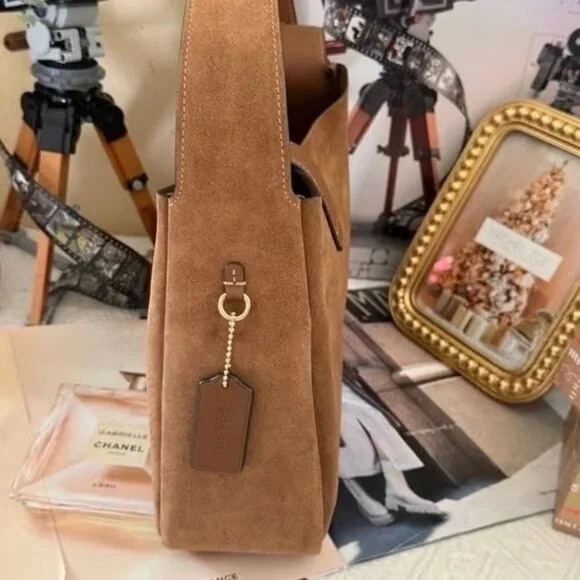 ☄️Coach Tan Suede Shoulder Bag - Picture 6 of 8